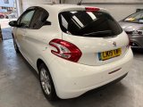 White Peugeot 208 1.2 VTi PureTech Style Hatchback 3dr Petrol Manual Euro 6 82 ps