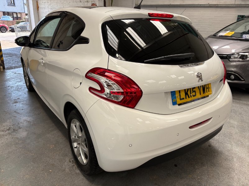 White Peugeot 208 1.2 VTi PureTech Style Hatchback 3dr Petrol Manual Euro 6 82 ps