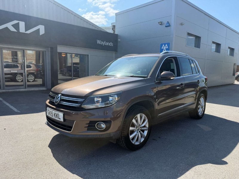 Brown 2015 Volkswagen Tiguan 2.0 TDI BlueMotion Tech Match SUV 5dr Diesel DSG 4WD Euro 5 s/s 140 ps in Rustington
