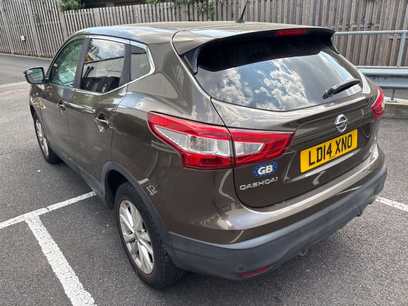 Beige Nissan Qashqai 1.2 DIG-T Acenta Premium SUV 5dr Petrol Manual 2WD Euro 5 s/s 115 ps