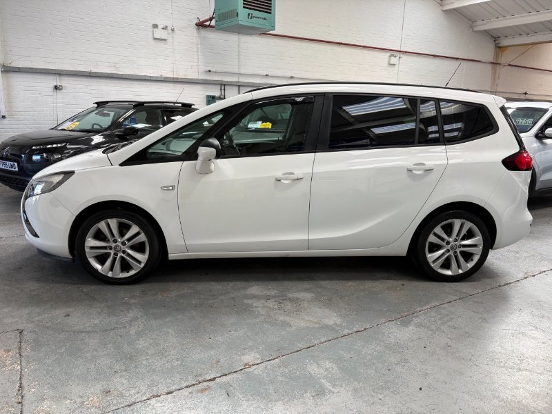 White Vauxhall Zafira Tourer 2.0 CDTi Exclusiv MPV 5dr Diesel Manual Euro 5 130 ps