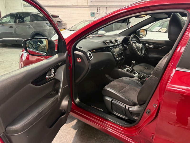 Red Nissan Qashqai 1.2 DIG-T N-Vision SUV 5dr Petrol Manual 2WD Euro 6 s/s 115 ps