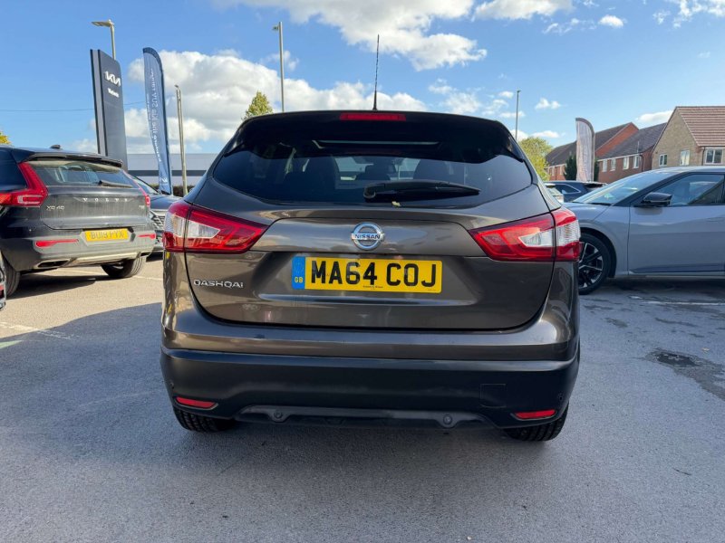 Beige 2014 Nissan Qashqai 1.2 DIG-T Acenta Premium SUV 5dr Petrol Manual 2WD Euro 5 s/s 115 ps in Rustington