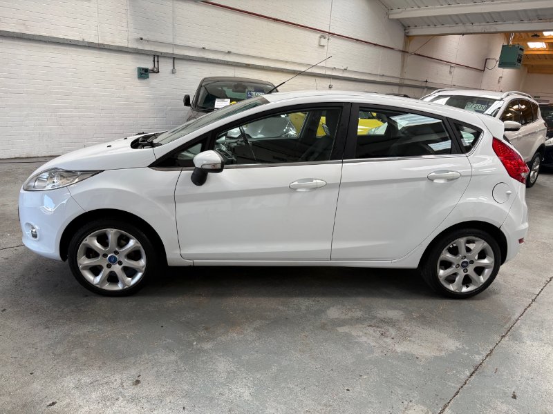 White 2012 Ford Fiesta in Rustington