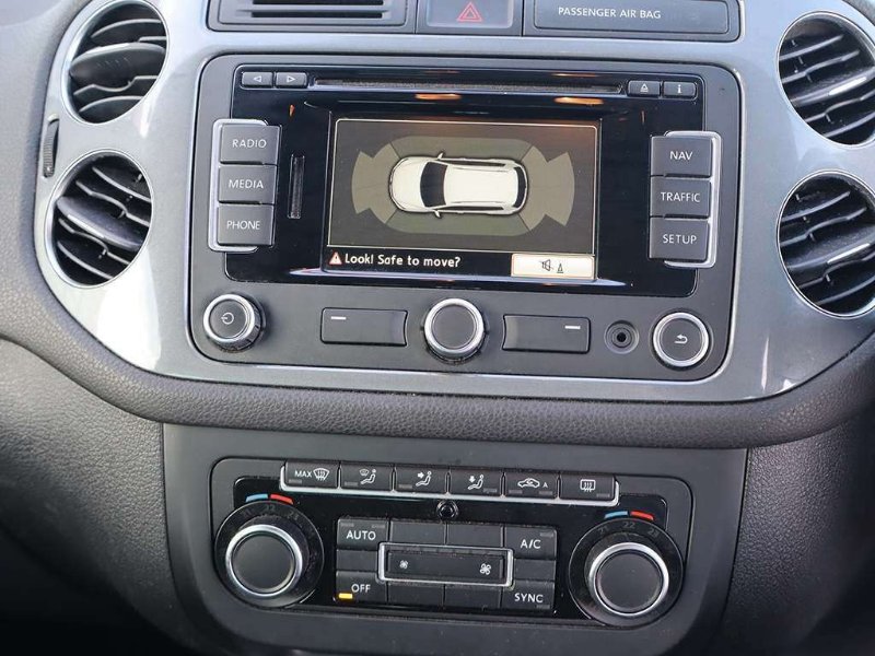 Black 2015 Volkswagen Tiguan 2.0 TDI BlueMotion Tech Match SUV 5dr Diesel Manual 4WD Euro 5 s/s 140 ps in Rustington