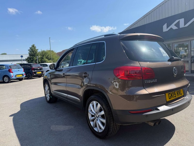 Brown Volkswagen Tiguan 2.0 TDI BlueMotion Tech Match SUV 5dr Diesel DSG 4WD Euro 5 s/s 140 ps